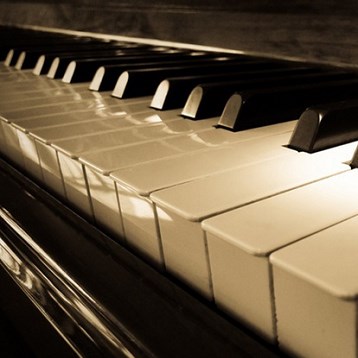 Piano 10 hero